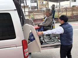 車椅子での乗り降り|へるぷタクシーあい