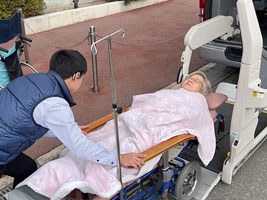 2 ストレッチャーでの乗り降り|へるぷタクシーあい